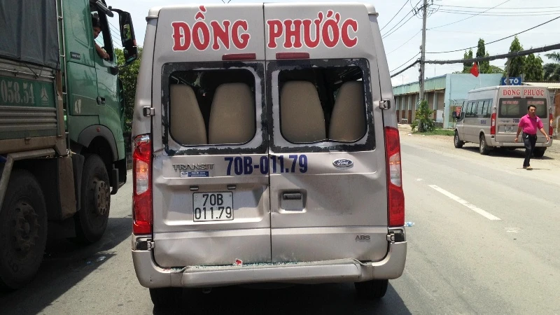 3 xe khách tông liên hoàn, hàng chục hành khách hoảng loạn ảnh 3 3 xe khách tông liên hoàn, hàng chục hành khách hoảng loạn ảnh 3